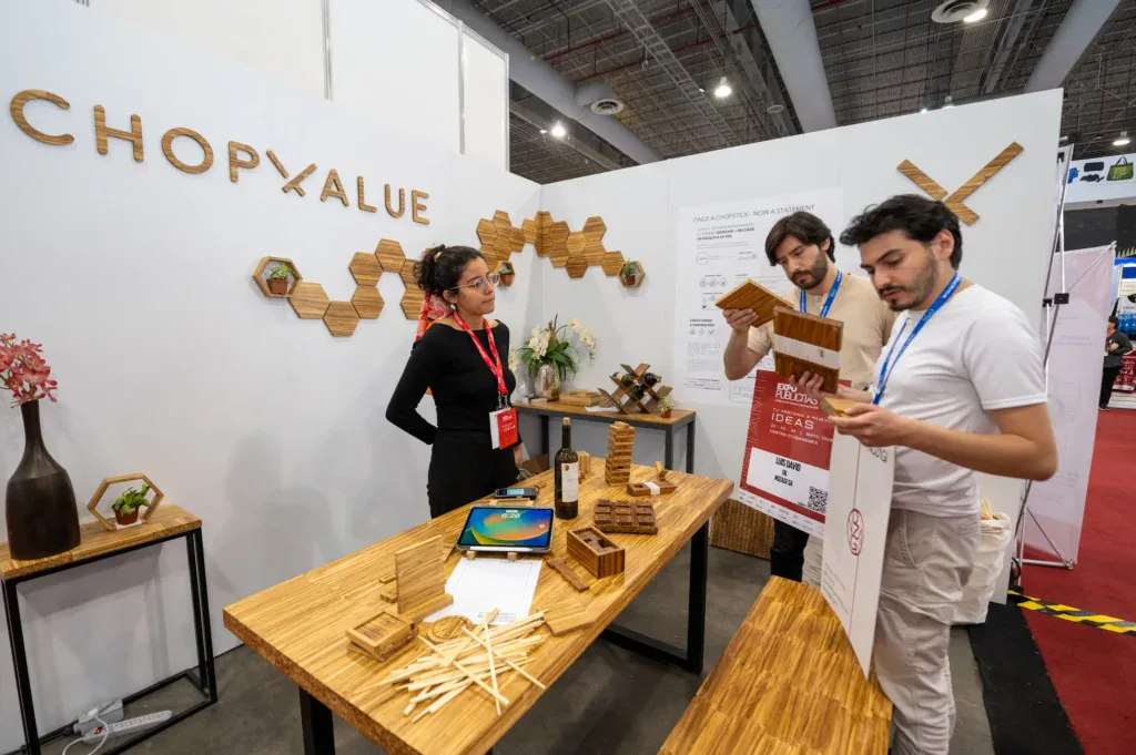 stand-chopvalue-expopublicitas-productos-madera-reutilizada Stand de ChopValue en ExpoPublicitas con exhibición de productos elaborados en madera reutilizada, como ejemplo de soluciones sustentables que pueden ganar visibilidad en eventos comerciales.