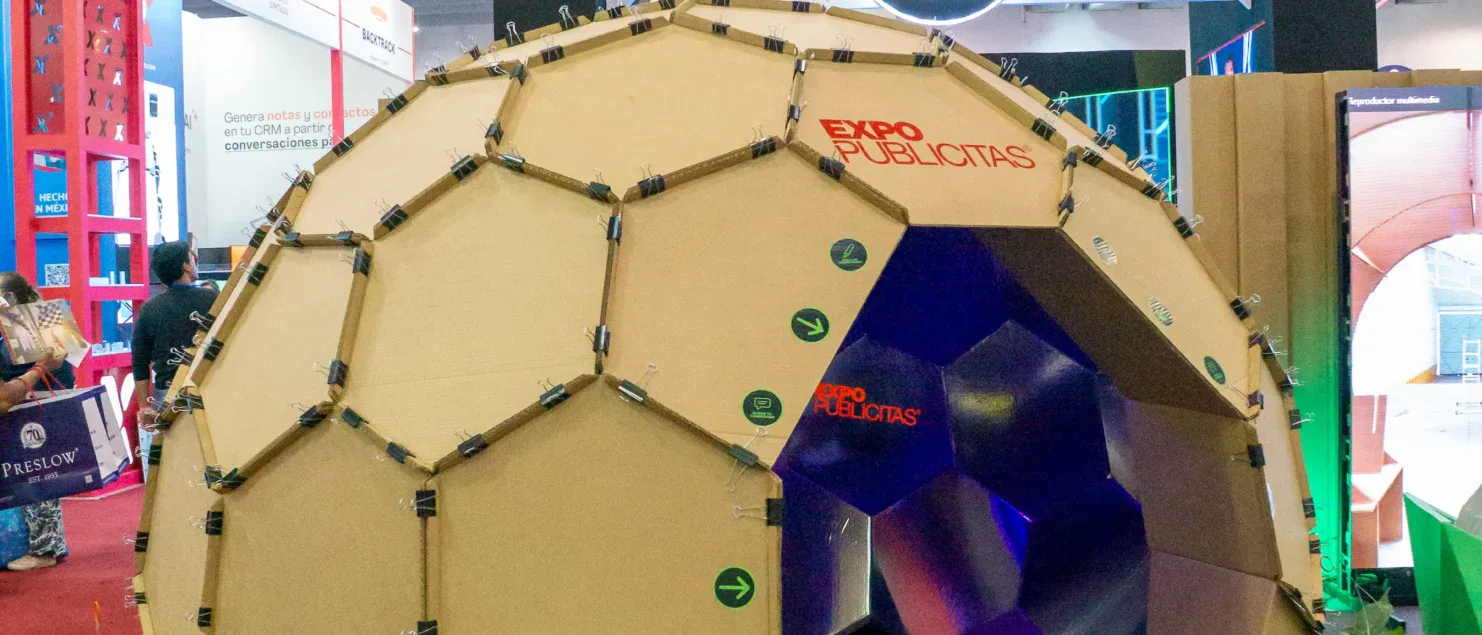 Stand sustentable en ExpoPublicitas con estructura de cartón y diseño modular, alineado con propuestas eco friendly para eventos, marcas y soluciones promocionales.