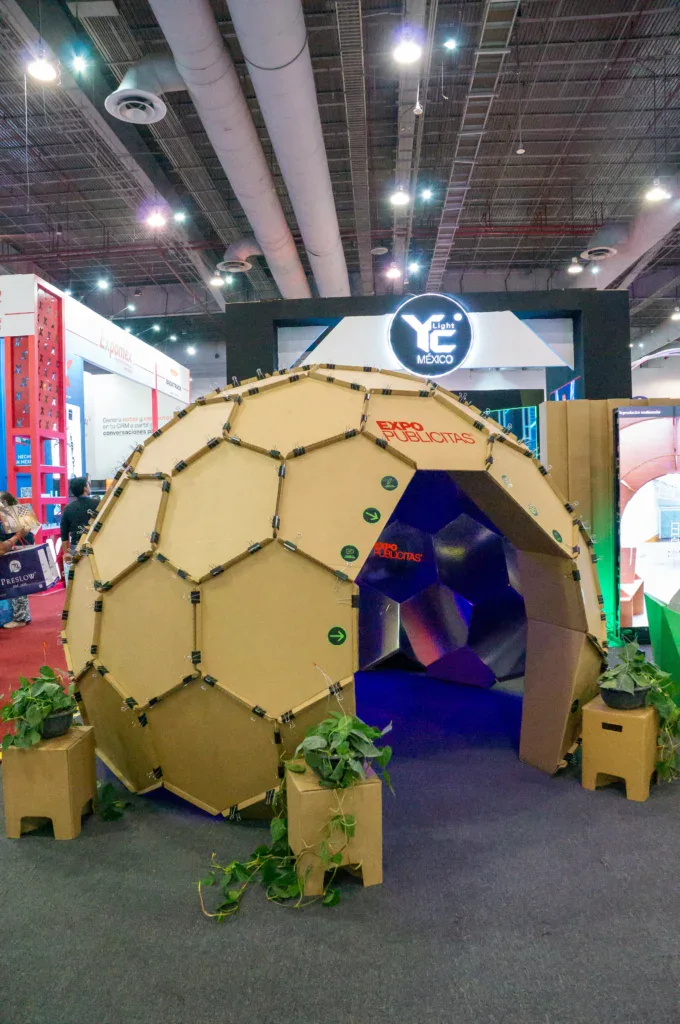 Stand sustentable en ExpoPublicitas con estructura de cartón y diseño modular, alineado con propuestas eco friendly para eventos, marcas y soluciones promocionales.
