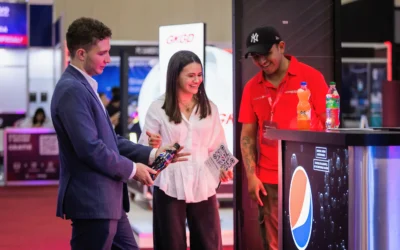 Visitantes interactuando con una activación de marca en un stand de ExpoPublicitas.