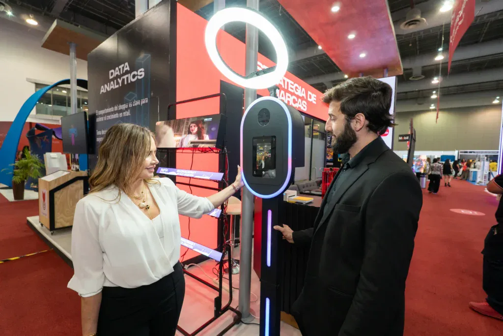 Activación de marca con tecnología interactiva durante ExpoPublicitas, donde los asistentes participan en experiencias digitales dentro de un stand en la feria.
