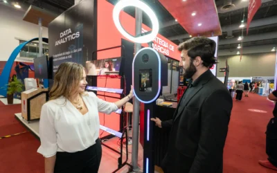 Activación de marca con tecnología interactiva durante ExpoPublicitas, donde los asistentes participan en experiencias digitales dentro de un stand en la feria.