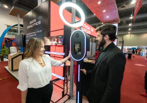 Activación de marca con tecnología interactiva durante ExpoPublicitas, donde los asistentes participan en experiencias digitales dentro de un stand en la feria.