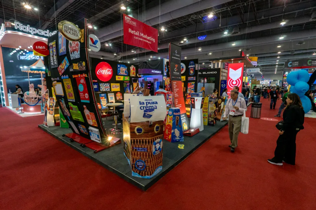 Exhibición de stands y material POP en ExpoPublicitas, mostrando estrategias de visual merchandising aplicadas para atraer audiencias y generar experiencias de marca.