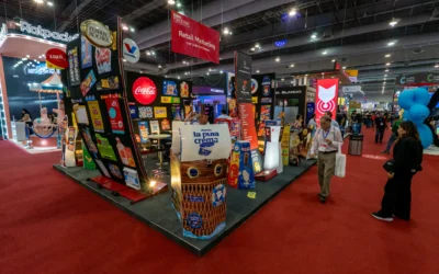 Exhibición de stands y material POP en ExpoPublicitas, mostrando estrategias de visual merchandising aplicadas para atraer audiencias y generar experiencias de marca.