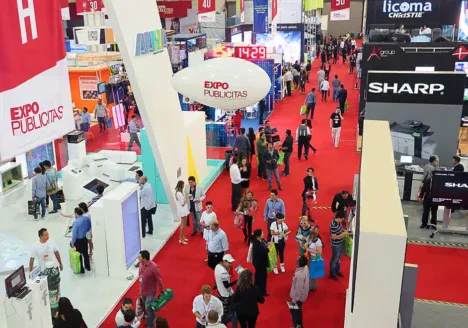 Vista aérea del piso de exposición de ExpoPublicitas con stands, asistentes profesionales y marcas expositoras durante el evento, representando oportunidades de patrocinio B2B, generación de leads y posicionamiento de marca en marketing, publicidad y tecnología.