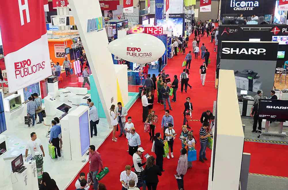 Vista aérea del piso de exposición de ExpoPublicitas con stands, asistentes profesionales y marcas expositoras durante el evento, representando oportunidades de patrocinio B2B, generación de leads y posicionamiento de marca en marketing, publicidad y tecnología.