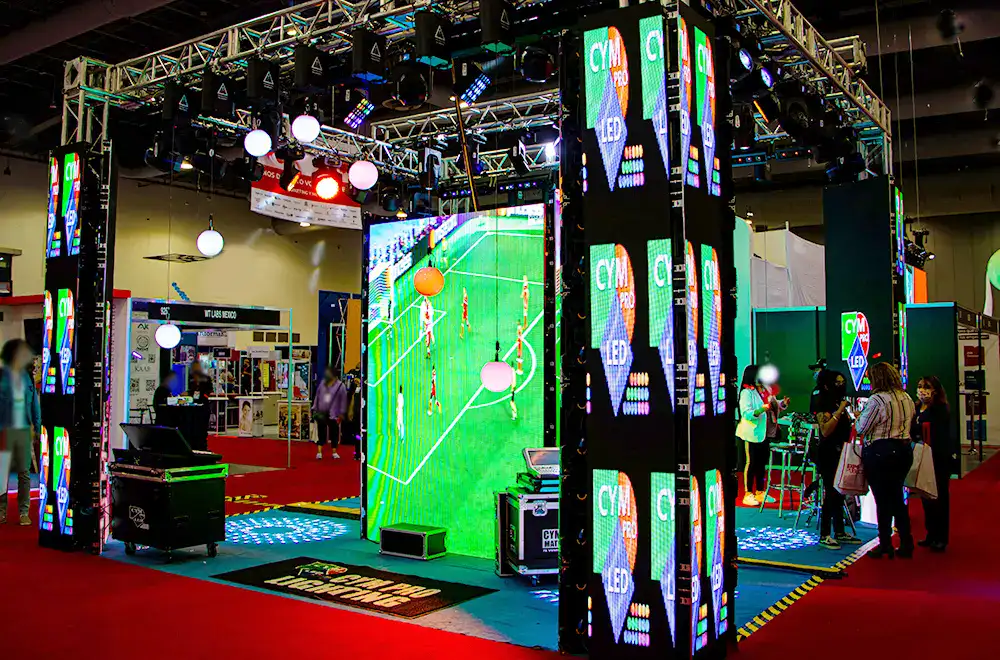 stand-tecnologico-expopublicitas-patrocinio-activaciones-b2b Stand tecnológico con pantallas digitales y activación visual dentro de ExpoPublicitas, representando formatos de patrocinio B2B orientados a branding, experiencias interactivas y generación de leads en eventos profesionales.