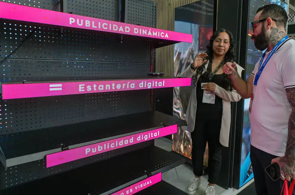 Demostración de estantería digital con publicidad dinámica en el Pabellón Digital Signage & Smart Retail de ExpoPublicitas, destacando la interactividad aplicada al punto de venta.