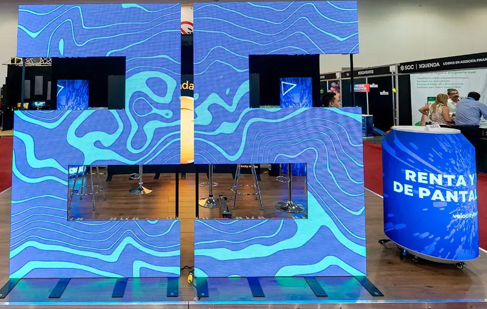 Pantallas LED modulares exhibidas en el Pabellón Digital Signage & Smart Retail de ExpoPublicitas, ejemplo de tecnología aplicada a retail y comunicación visual.