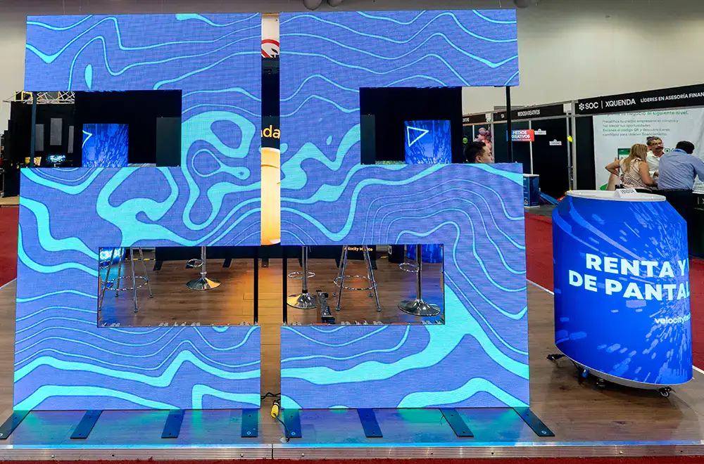 Pantallas LED modulares exhibidas en el Pabellón Digital Signage & Smart Retail de ExpoPublicitas, ejemplo de tecnología aplicada a retail y comunicación visual.