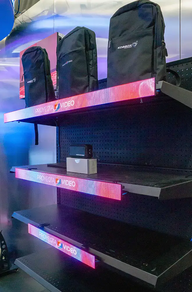 Ejemplo de estantería digital con proyección de video interactivo en el Pabellón Digital Signage & Smart Retail de ExpoPublicitas, una muestra de cómo la interactividad transforma la experiencia del consumidor en retail.