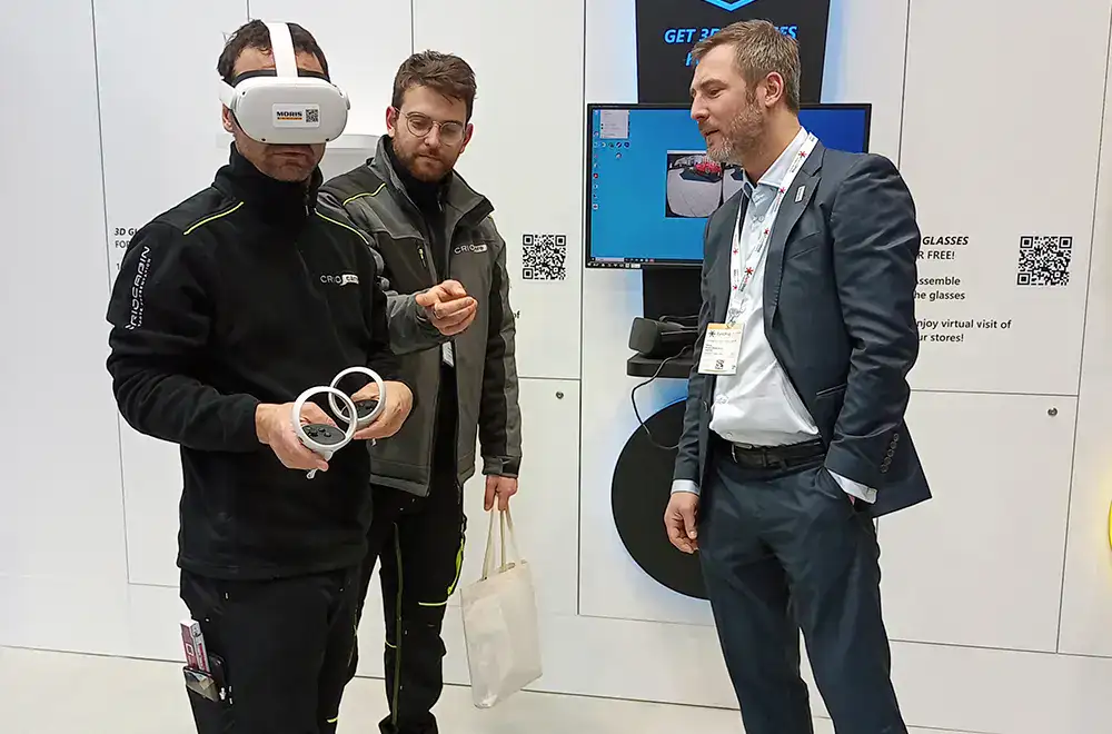 buen-fin-2025-transformacion-digital Expositor mostrando una experiencia de realidad virtual durante ExpoPublicitas, reflejo de la innovación y el comercio conversacional en el Buen Fin 2025.