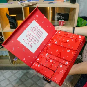 caja-regalos-empresariales-personalizados Caja de obsequio corporativo personalizada, ejemplo de regalos empresariales premium que combinan exclusividad y diseño para reforzar la identidad de marca.