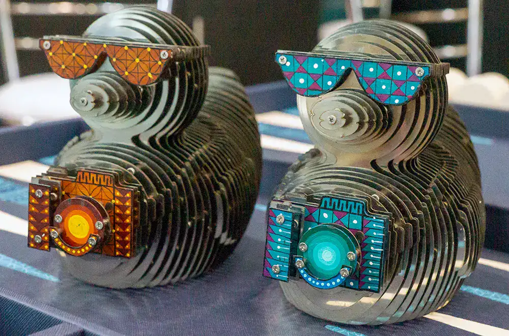 regalos-empresariales-creativos-personalizados Figuras decorativas personalizadas con diseño moderno y colores llamativos, ejemplo de regalo corporativo creativo que integra diseño e innovación para reforzar la identidad de marca.