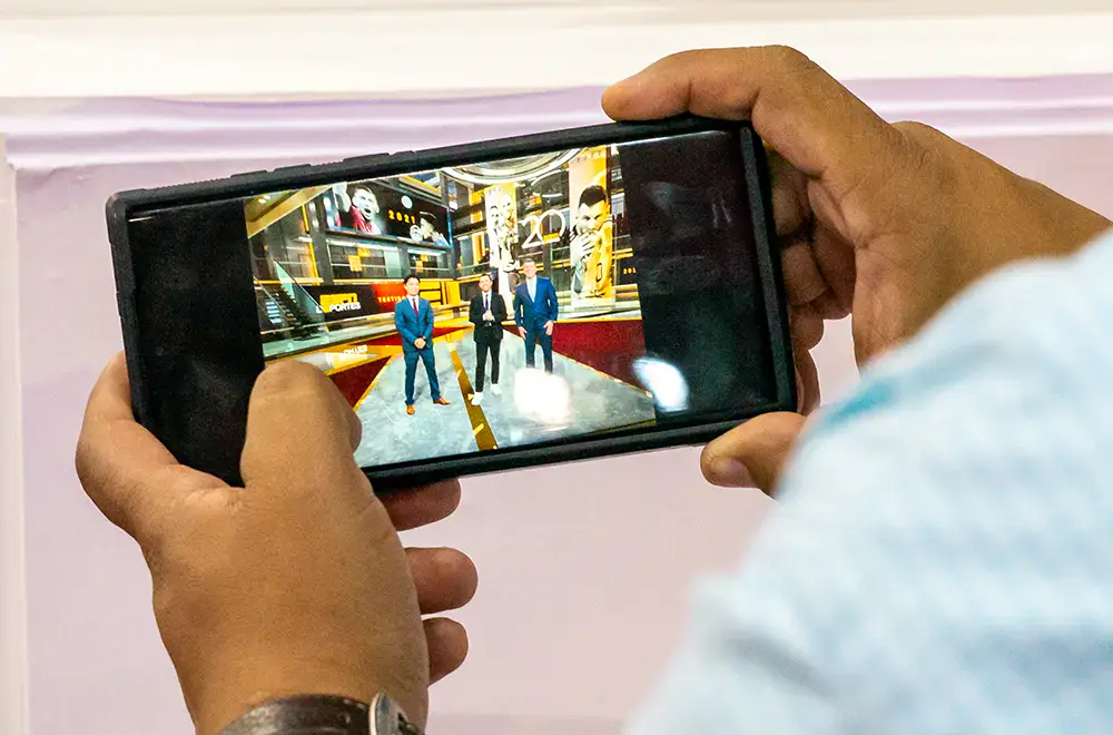 Persona viendo contenido audiovisual en un smartphone, ilustrando el consumo de video en dispositivos móviles.