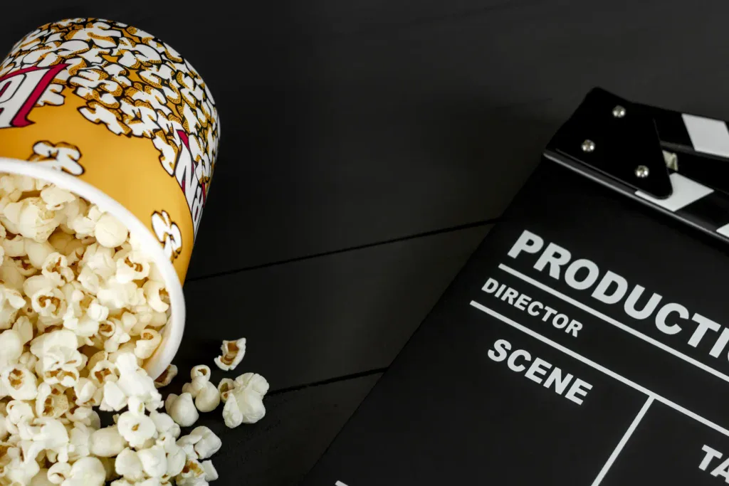 Cubo de palomitas y claqueta de cine que representan el entorno cinematográfico donde surgen ejemplos clásicos de product placement.