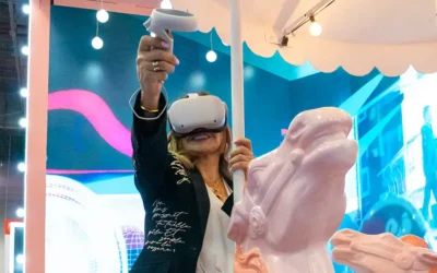 Mujer usando un visor de realidad virtual en un espacio interactivo, ilustrando una experiencia inmersiva.