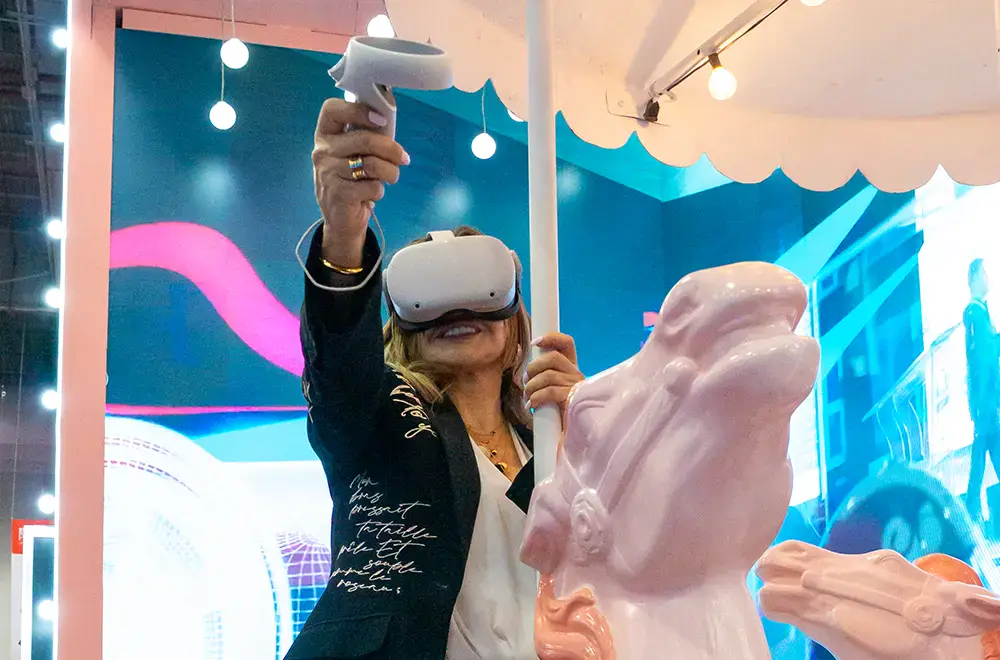 Mujer usando un visor de realidad virtual en un espacio interactivo, ilustrando una experiencia inmersiva.