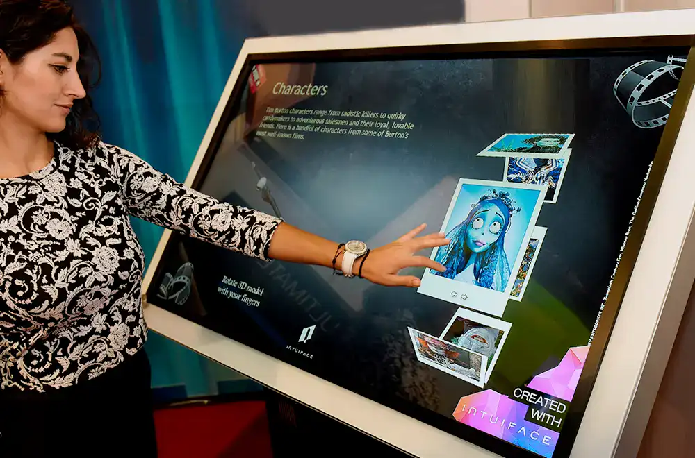 Pantalla interactiva utilizada en campañas DOOH, ejemplo del avance tecnológico y la medición en tiempo real en México.