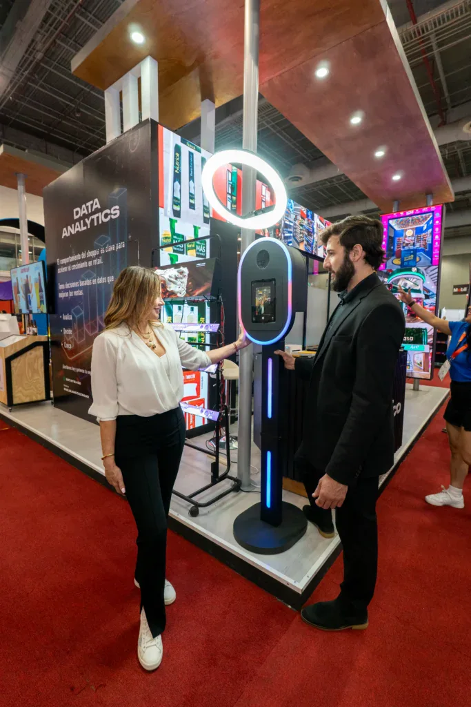 Mujer y hombre interactuando en un stand de Expopublicitas2025
