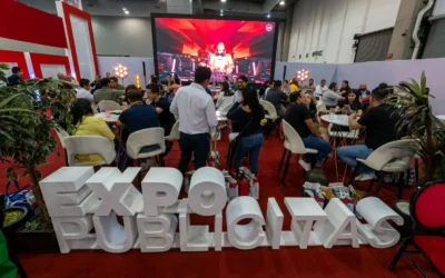 expo-publicitas-evento-b2b-en-pabellon-con-expositores Ambiente principal de ExpoPublicitas durante una jornada de networking, con expositores, activaciones de marca y asistentes reunidos en el pabellón central del evento.