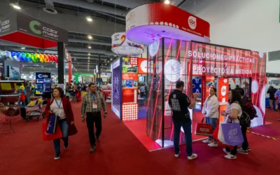 Stand con activaciones de marca en ExpoPublicitas, donde empresas B2B interactúan con tomadores de decisión y asistentes profesionales en un entorno de networking, visibilidad premium y generación de oportunidades de negocio.