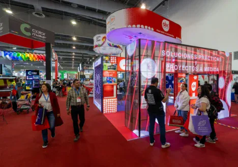 Stand con activaciones de marca en ExpoPublicitas, donde empresas B2B interactúan con tomadores de decisión y asistentes profesionales en un entorno de networking, visibilidad premium y generación de oportunidades de negocio.