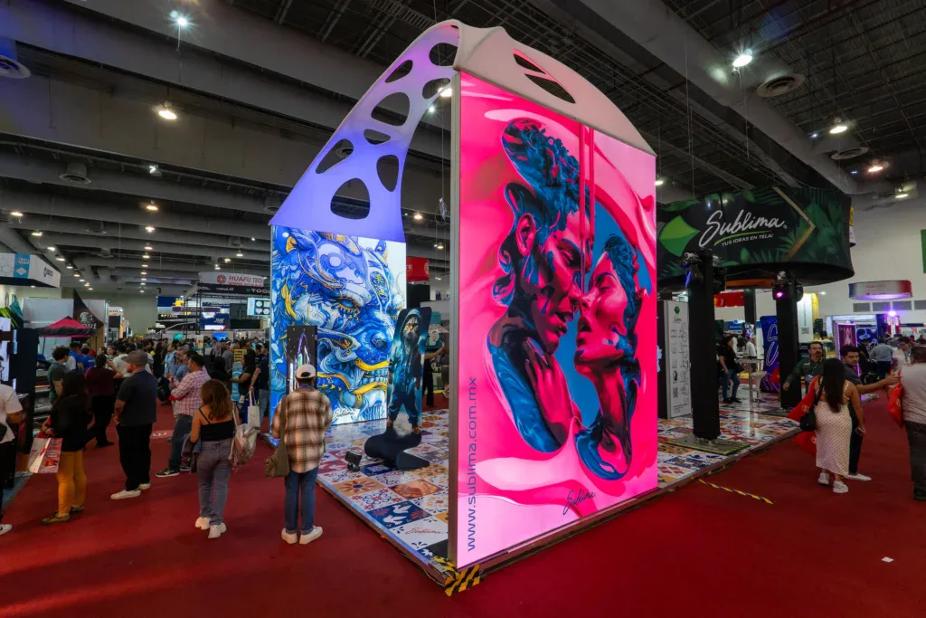 Stand de ventas mega impactante de ExpoPublicitas 2025.