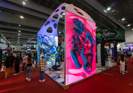 Stand de ventas mega impactante de ExpoPublicitas 2025.