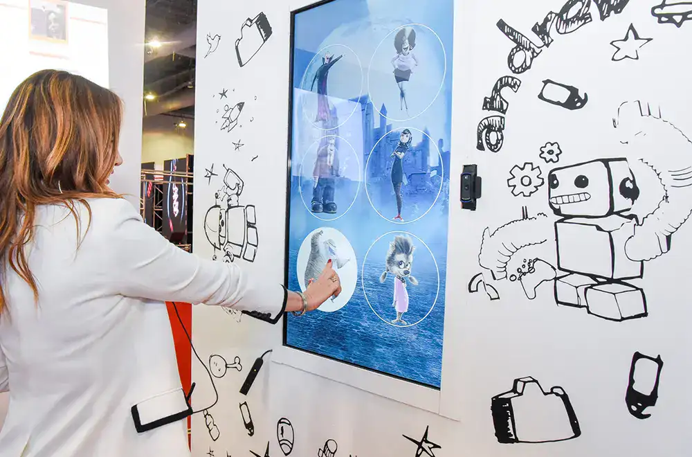 pantalla-interactiva-experiencia-digital-marketing Experiencia interactiva en un stand de publicidad, donde una pantalla digital permite a los asistentes interactuar con contenidos visuales y formatos creativos dentro de un evento de marketing.