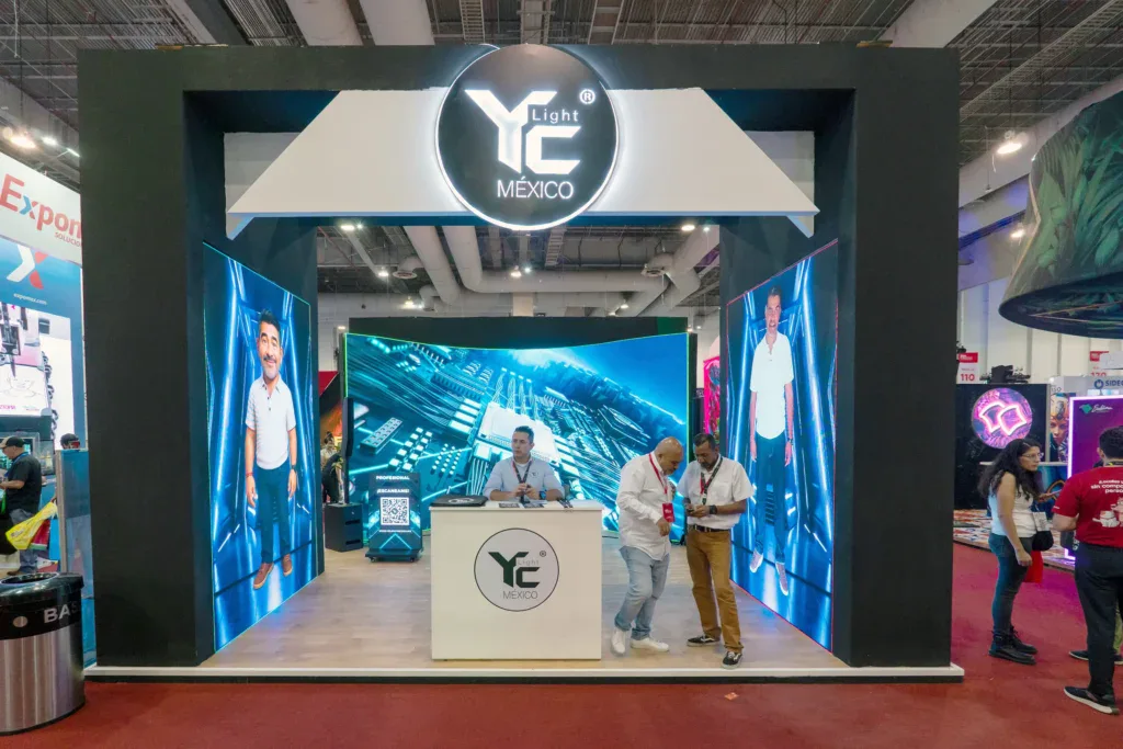 Stand interactivo en ExpoPublicitas con pantallas LED de Digital Signage, diseñado para atraer visitantes, comunicar contenido dinámico y potenciar la captación de leads en feria B2B.