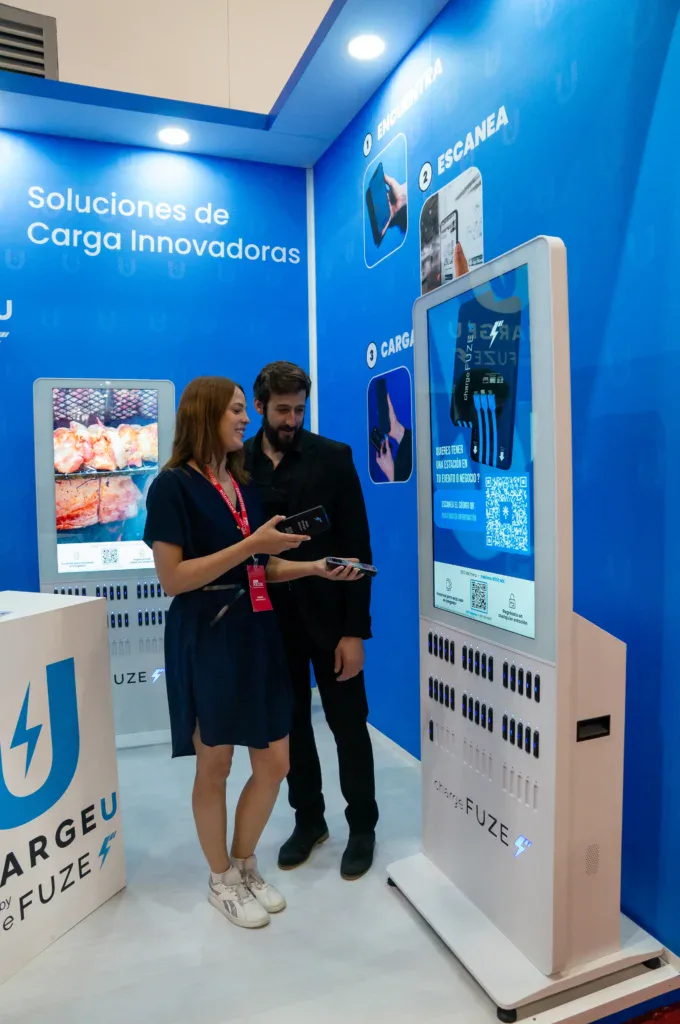 Visitantes interactúan con una solución tecnológica dentro de un stand en feria B2B, ejemplificando cómo las tendencias de marketing y uso de datos se traducen en experiencias presenciales reales, medibles y orientadas a la toma de decisiones.