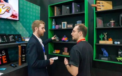 Ejecutivos conversando en un stand de digital signage durante un evento B2B, representando reuniones cara a cara, toma de decisiones y generación de oportunidades comerciales en ExpoPublicitas.