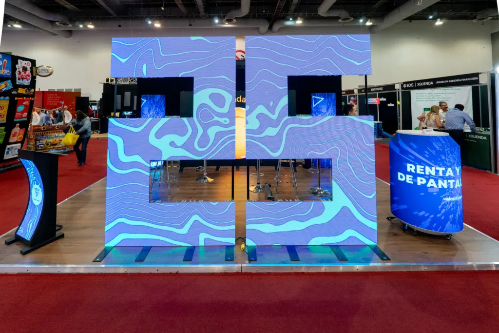 Stand con presencia premium dentro del Pabellón Digital Signage & Smart Retail de ExpoPublicitas, diseñado para posicionar marca, reforzar branding tecnológico y generar oportunidades de ventas B2B.