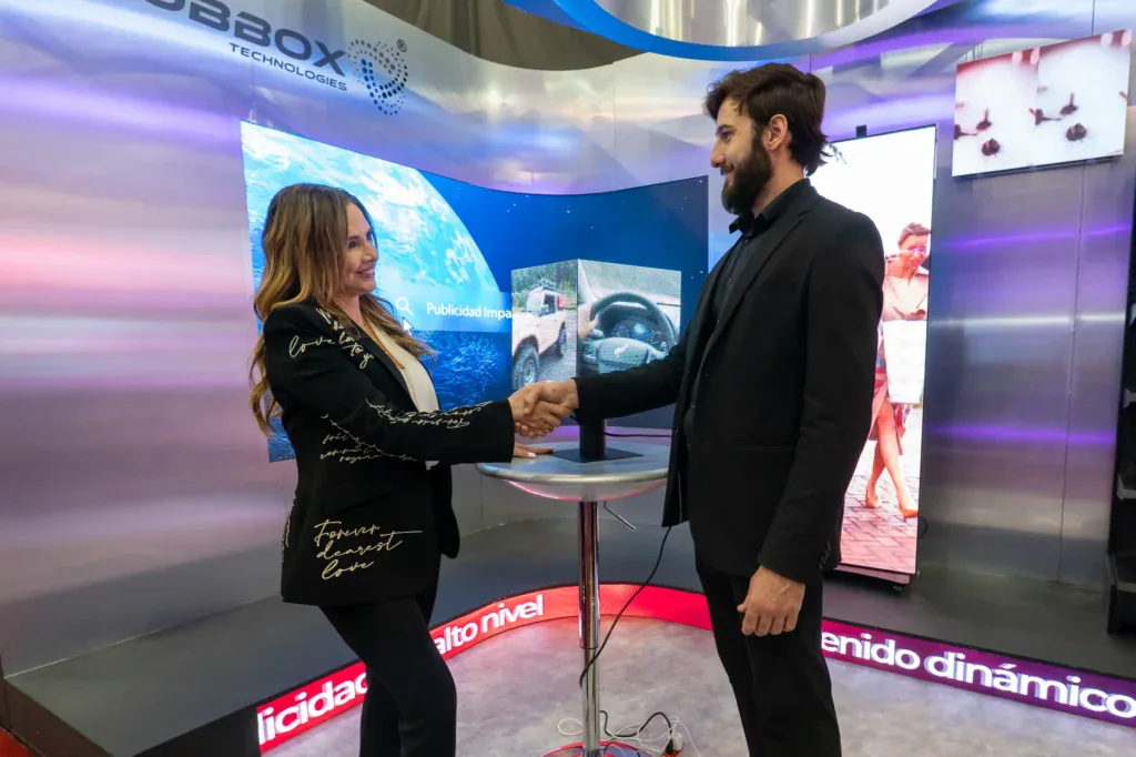 Interacción comercial en el Pabellón Digital Signage & Smart Retail de ExpoPublicitas, orientada a impulsar ventas B2B y generación de oportunidades comerciales.