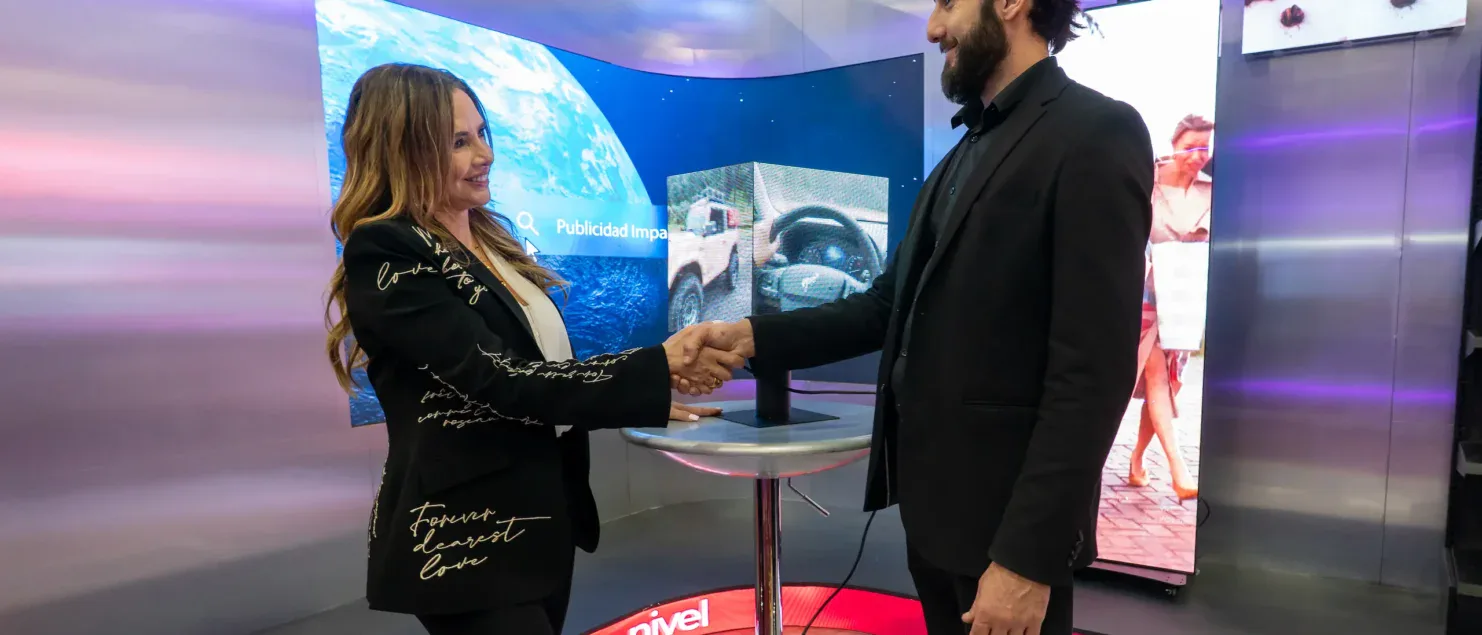 Interacción comercial en el Pabellón Digital Signage & Smart Retail de ExpoPublicitas, orientada a impulsar ventas B2B y generación de oportunidades comerciales.