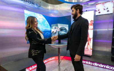 Interacción comercial en el Pabellón Digital Signage & Smart Retail de ExpoPublicitas, orientada a impulsar ventas B2B y generación de oportunidades comerciales.