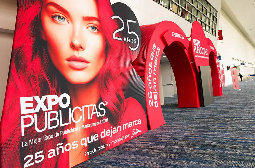 Entrada principal de ExpoPublicitas 2026 en Centro Banamex, con visitantes ingresando al evento especializado en publicidad, marketing y retail. 