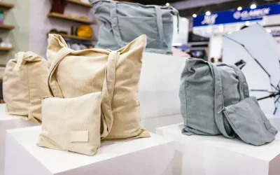 Bolsas, mochilas y accesorios textiles personalizados exhibidos como ejemplos de regalos promocionales que pueden ayudar a una marca a ganar visibilidad, atraer contactos y generar nuevas oportunidades comerciales en ExpoPublicitas.