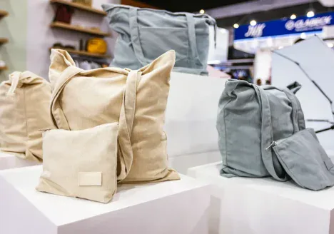 Bolsas, mochilas y accesorios textiles personalizados exhibidos como ejemplos de regalos promocionales que pueden ayudar a una marca a ganar visibilidad, atraer contactos y generar nuevas oportunidades comerciales en ExpoPublicitas.