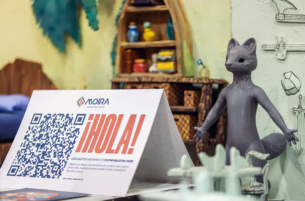Material promocional con código QR exhibido en ExpoPublicitas, pensado para dirigir a los visitantes hacia una landing page y convertir el interés generado en el stand en contactos comerciales medibles. 