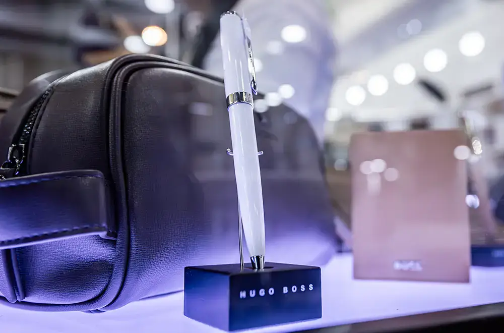 Regalos corporativos exhibidos en ExpoPublicitas, como accesorios, bolígrafos y empaques personalizados, que pueden integrarse a una estrategia de lead marketing para reforzar la recordación de marca después del evento. 