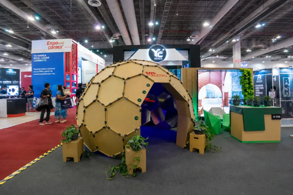 Stand sustentable en ExpoPublicitas con estructura de cartón y diseño modular, alineado con propuestas eco friendly para eventos, marcas y soluciones promocionales.