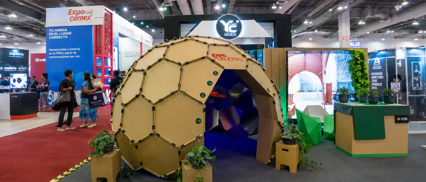 Stand sustentable en ExpoPublicitas con estructura de cartón y diseño modular, alineado con propuestas eco friendly para eventos, marcas y soluciones promocionales.