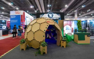 Stand sustentable en ExpoPublicitas con estructura de cartón y diseño modular, alineado con propuestas eco friendly para eventos, marcas y soluciones promocionales.