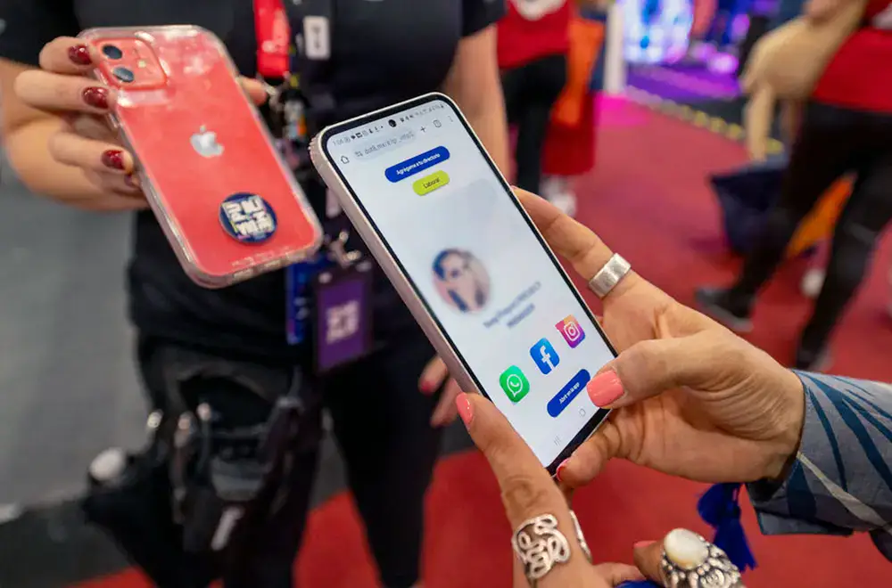 Interacción entre un smartphone y un artículo promocional con tecnología NFC, un recurso phygital que conecta la experiencia física con contenidos digitales durante ExpoPublicitas 2027. 