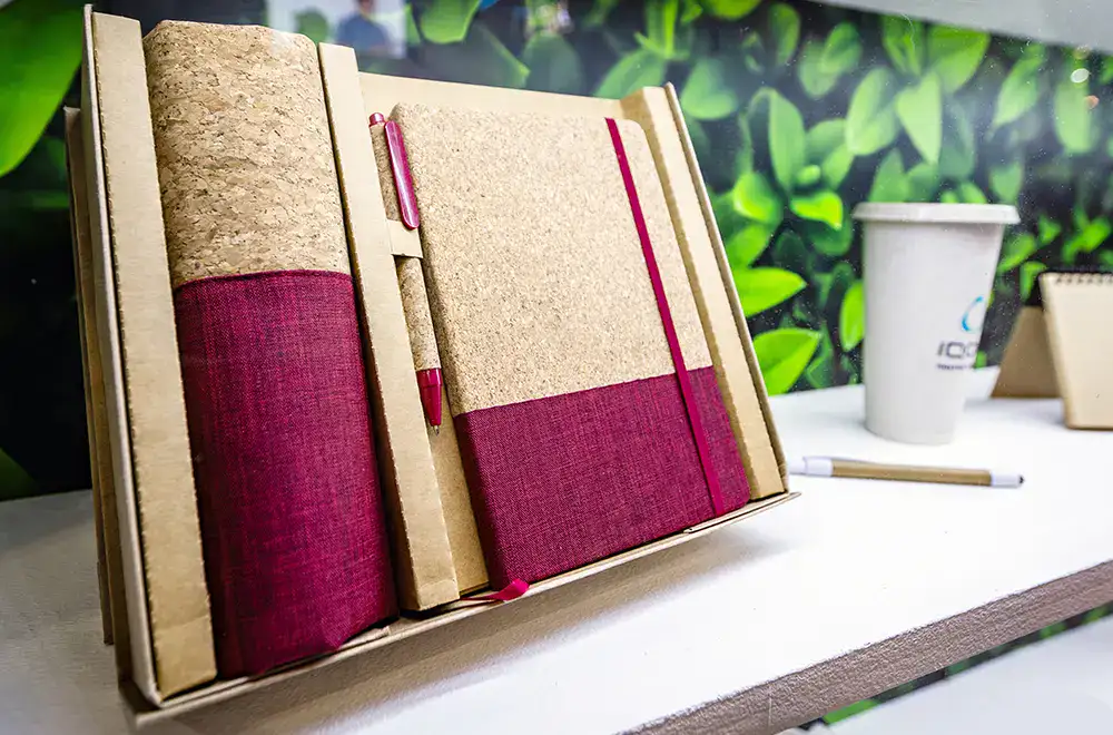 Kit temático con libretas y bolígrafos presentados en un empaque coordinado, una opción de regalo promocional pensada para ofrecer mayor valor y reforzar la experiencia de marca en ExpoPublicitas 2027. 