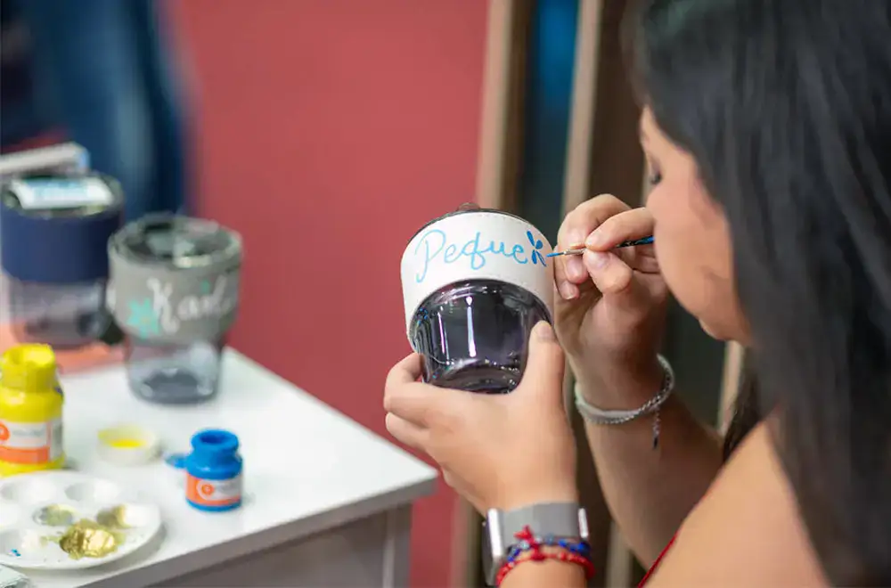Personalización en vivo de un artículo promocional durante un evento, una dinámica que permite crear piezas únicas y generar mayor interacción con los visitantes en ExpoPublicitas 2027. 
