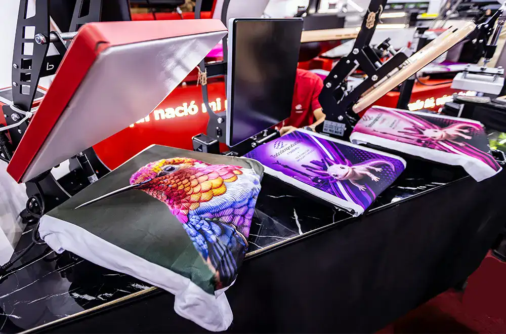 Personalización de textiles con diseños de alto impacto visual, una propuesta de promocionales sensoriales que combina color, textura y experiencia de marca para ExpoPublicitas 2027. 